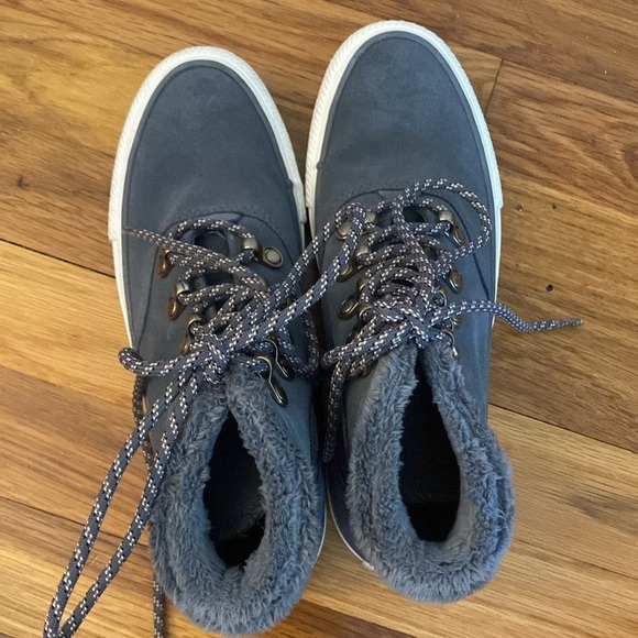 Converse Women’s Gray Fur Lined Sneakers Size 6 - Picture 2 of 8